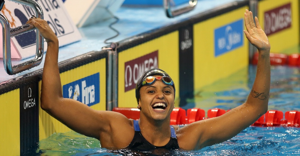 07122014---etiene-medeiros-do-brasil-comemora-a-vitoria-nos-50-m-costas-1418046860612_956x500