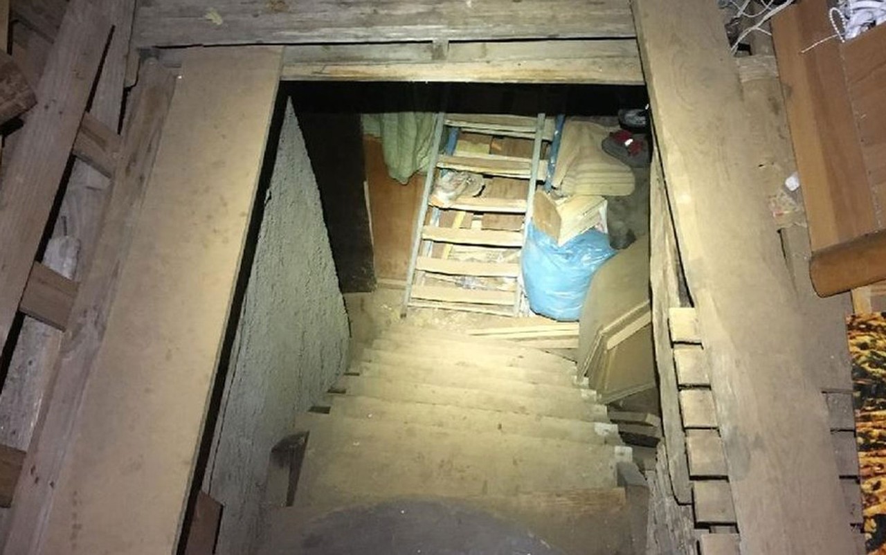 1-romena-de-29-anos-foi-encontrada-pela-policia-italiana-trancada-a-chave-em-um-porao-sem-agua-luz-eletrica-ou-sistema-de-esgoto