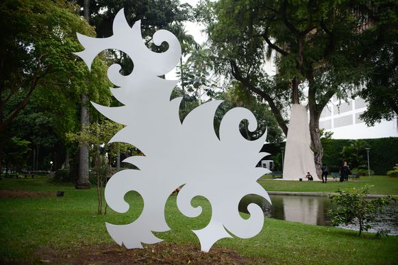 Rio de Janeiro - A obra Tuiuiú-Festa, de Enrica Bernardelli, é parte das intervenções de arte contemporânea nos jardins do Palácio do Catete durante a feira ArtRio. (Fernando Frazão/Agência Brasil)