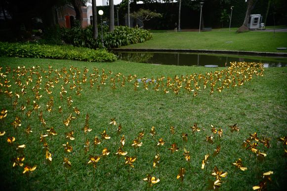 Rio de Janeiro - A obra Peripatéticos, de Alessandro Sartore, é parte das intervenções de arte contemporânea nos jardins do Palácio do Catete durante a feira ArtRio (Fernando Frazão/Agência Brasil)