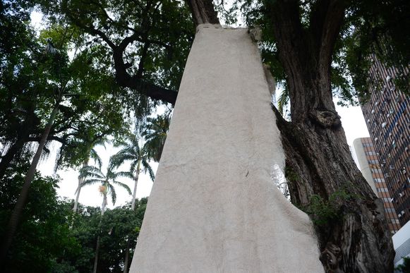 Rio de Janeiro - A obra Manto, de Mercedes Lachmann, é parte das intervenções de arte contemporânea nos jardins do Palácio do Catete durante a feira ArtRio (Fernando Frazão/Agência Brasil)