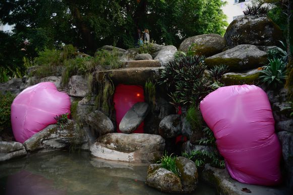 Rio de Janeiro - A obra Gruta, de Sergi, é parte das intervenções de arte contemporânea nos jardins do Palácio do Catete durante a feira ArtRio (Fernando Frazão/Agência Brasil)