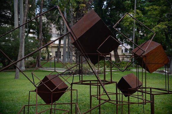 Rio de Janeiro - A obra MiniOxy, de José Bechara, é parte das intervenções de arte contemporânea nos jardins do Palácio do Catete durante a feira ArtRio (Fernando Frazão/Agência Brasil)