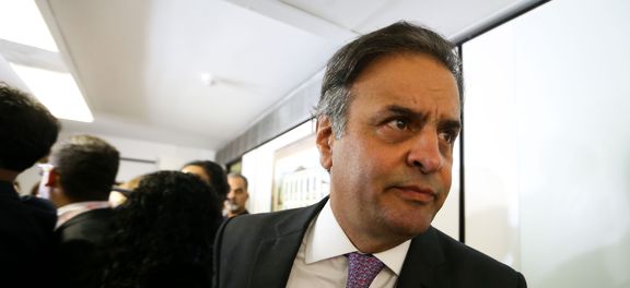Brasília - O presidente licenciado do PSDB, senador Aécio Neves, em seu gabinete após anunciar que o senador Tasso Jereissati permanecerá na presidência interina do PSDB  ( Marcelo Camargo/Agência Brasil)