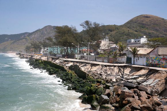 Rio de Janeiro - A força da água provocou o desabamento na manhã de hoje (9) de mais um trecho do calçadão construído na Praia da Macumba, na zona oeste do Rio de Janeiro, desmoronando a ciclovia situada sob a calçada (Tânia Rêgo/Agência Brasil)