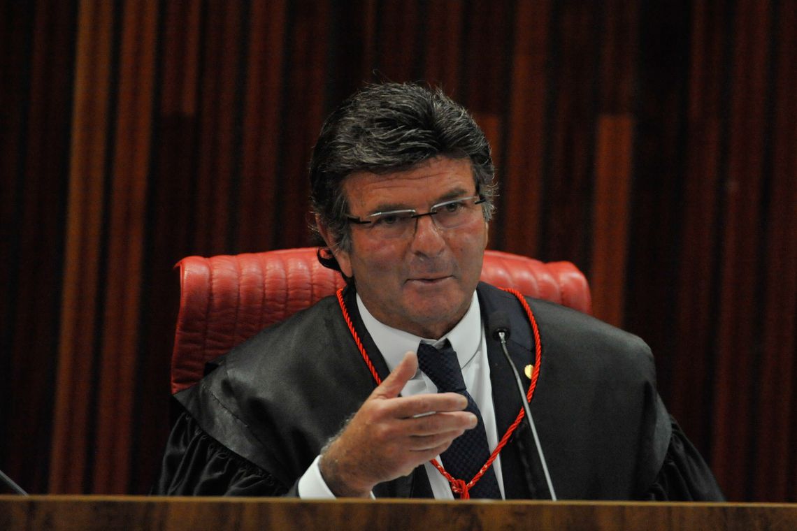 Brasília - O presidente do Tribunal Superior Eleitoral (TSE), Luiz Fux, comanda a solenidade de posse do ministro do STF Luís Roberto Barroso como ministro efetivo do TSE (Fabio Rodrigues Pozzebom/Agência Brasil)