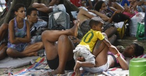 14mar2015---apos-desocupacao-algumas-familias-continuam-em-frente-ao-predio-no-flamengo-zona-sul-do-rio-a-reintegracao-de-posse-do-predio-que-pertence-ao-clube-de-regatas-do-flamengo-e-ao-grupo-ebx-1429037607891_956x500