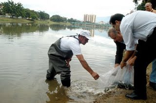 16-06-09 Soltura de peixes no Paraiba do Sul Acom PMR Wagner Alves (339)