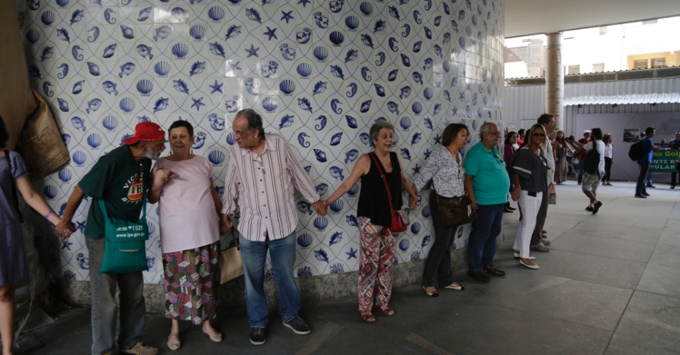 16mai2016---artistas-ocupam-e-abracam-o-palacio-gustavo-capanema-predio-no-rio-que-serviu-como-sede-do-ministerio-da-cultura-em-protesto-contra-o-governo-de-michel-temer-e-o-fim-da-pasta-1463423285515_956x500