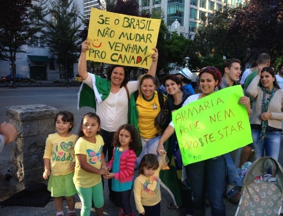 19jun2013---brasileiros-tambem-protestam-em-vancouver-no-canada-1371657513403_564x430