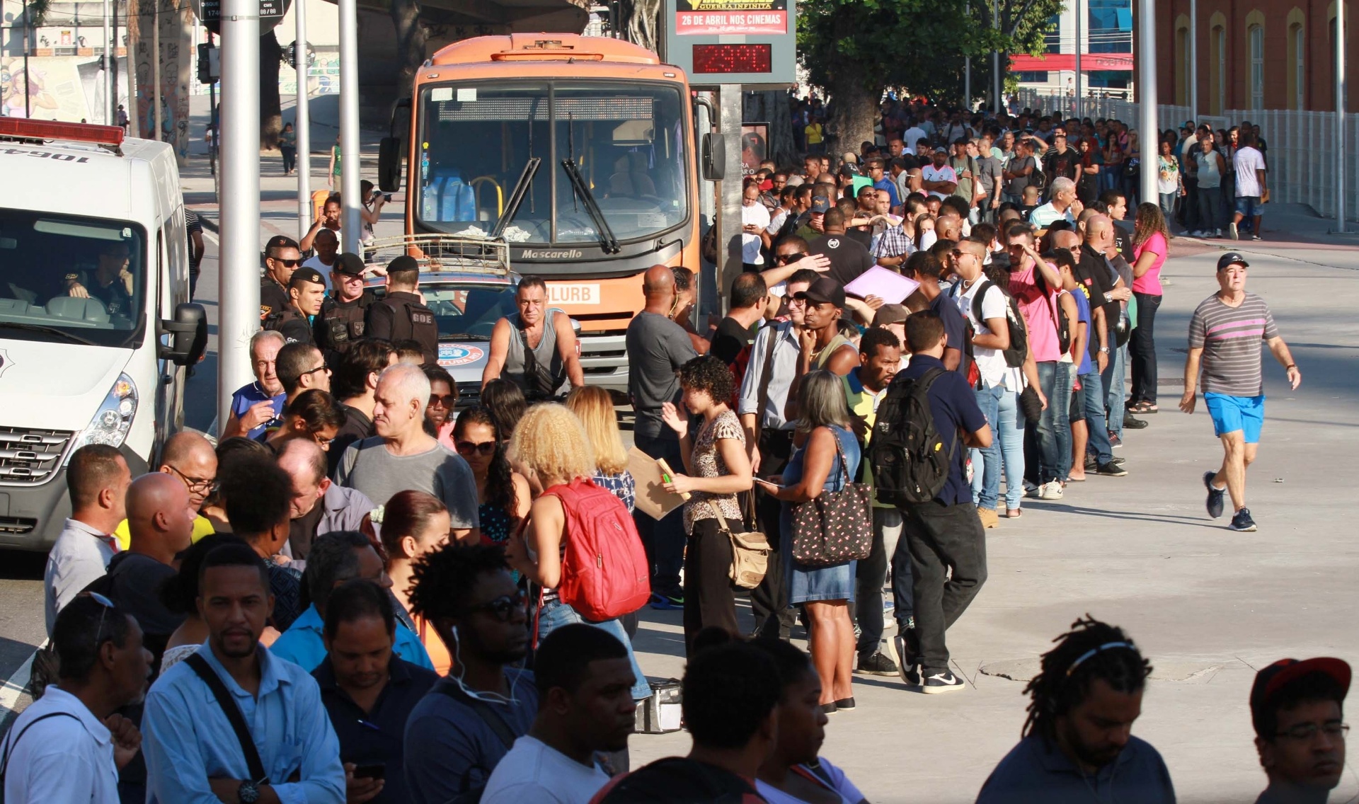 1mai2018---milhares-de-pessoas-formam-uma-fila-em-torno-do-estadio-engenhao-no-rio-de-janeiro-em-busca-de-emprego-1525195547196_1920x1136