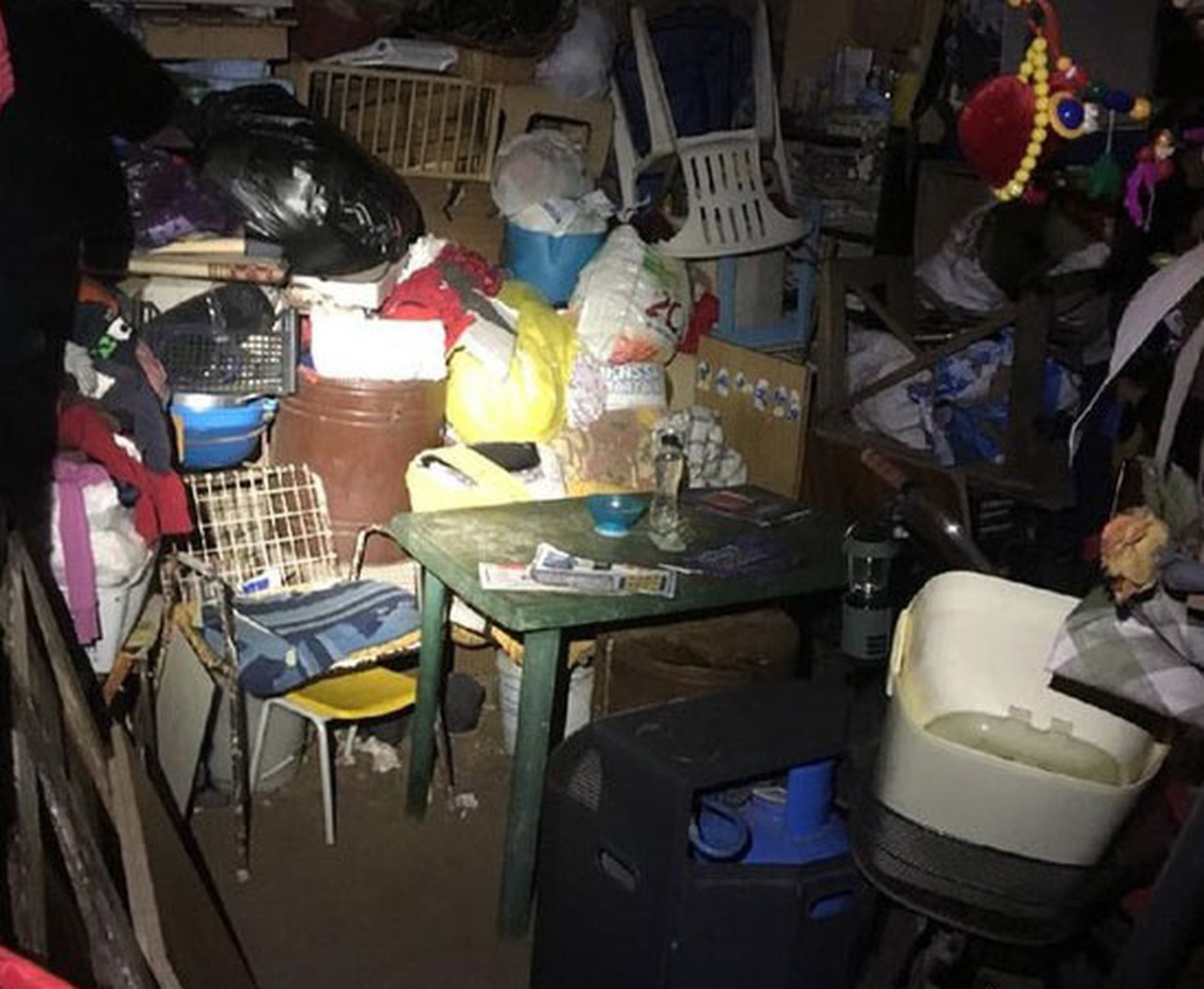 2-cativeiro-tinha-dezenas-de-objetos-acumulados-restos-de-comida-latas-com-excrementos-e-um-colchao-no-chao-onde-a-jovem-dormia-com-os-filhos