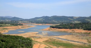 21nov2014---trechos-secos-do-reservatorio-jaguari-jacarei-que-integra-o-sistema-cantareira-na-cidade-de-joanopolis-interior-de-sao-paulo-o-volume-de-agua-armazenado-no-cantareira-atingiu-97-da-1416585828851_956x500