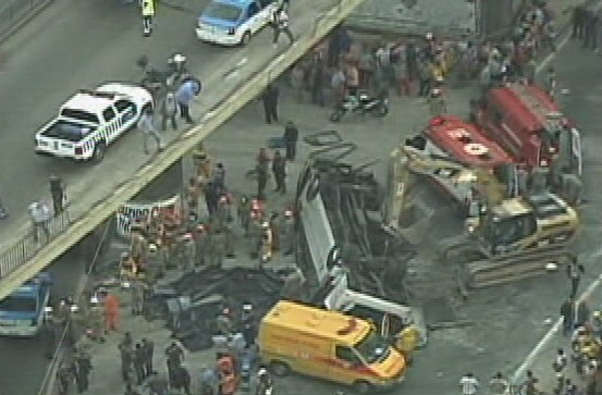 2abr2013---um-onibus-caiu-do-viaduto-brigadeiro-trompowski-na-pista-lateral-da-avenida-brasil-no-rio-de-janeiro-na-tarde-desta-terca-feira-2-o-corpo-de-bombeiros-esta-no-local-1364933028521_553x363