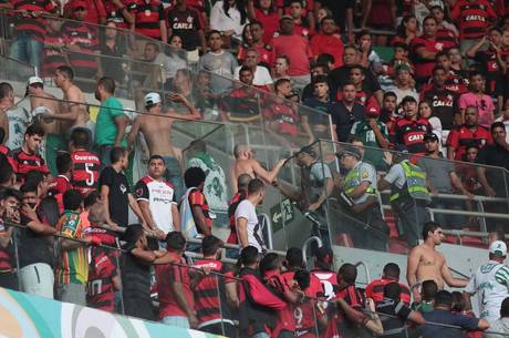 DF - BRASILEIRÃO/FLAMENGO X PALMEIRAS - ESPORTES - Torcedores respiram gás de pimenta durante a partida entre Flamengo e Palmeiras, em partida válida pela Série A do Campeonato Brasileiro 2016, no Estádio Mané em Brasília (DF), neste domingo (05). 05/06/2016 - Foto: FELIPE COSTA/FUTURA PRESS/FUTURA PRESS/ESTADÃO CONTEÚDO