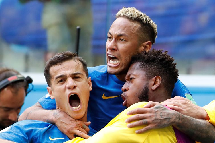MUN24-143. SAN PETERSBURGO (RUSIA), 22/06/2018.- El centrocampista brasileño Phillipe Coutinho (i), el delantero brasileño Neymar (c) y el centrocampista brasileño Fred (d) celebran el 1-0 durante el partido Brasil-Costa Rica, del Grupo E del Mundial de Fútbol de Rusia 2018, en el Estadio de San Petersburgo de San Petersburgo, Rusia, hoy 22 de junio de 2018 (RUSSIA SOCCER FIFA WORLD CUP, Brazil, Costa Rica, Saint Petersburg). EFE/Juan Herrero [ATENCIÓN EDITORES: Sólo Uso editorial. Prohibido su uso en referencia con entidad comercial alguna. Prohibido su uso en alertas, descargas o mensajería multimedia en móviles. Las imágenes deberán aparecer como fotografías congeladas y no podrán emular la acción del juego mediante secuencias o fotomontajes. Ninguna imagen publicada podrá ser alterada, mediante texto o imagen superpuesta, en el caso de que (a) intencionalmente oculte o elimine el logotipo de un patrocinador o (b) añada y/o cubra la identificación comercial de terceras partes que no esté oficialmente asociada con la Copa Mundial de la FIFA.]
