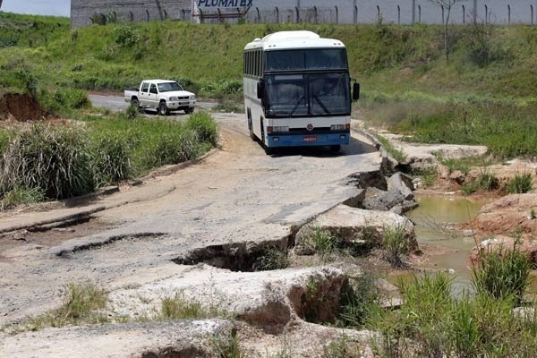 640x480_estrada-esburacada-portal-agron_com_br