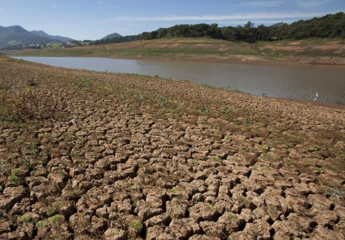 6mai2014---imagem-tirada-nesta-terca-feira-6-mostra-o-baixo-nivel-da-represa-jaguari-que-faz-parte-do-sistema-cantareira-na-cidade-de-vargem-a-88-km-de-sao-paulo-o-volume-de-agua-armazenado-no-1399405561843_956x500