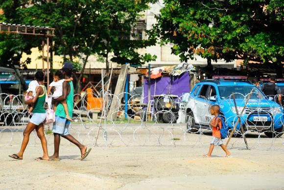 935605-moradores_rj_exercito-1-12