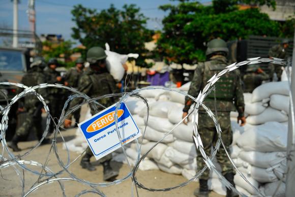 935606-moradores_rj_exercito-1