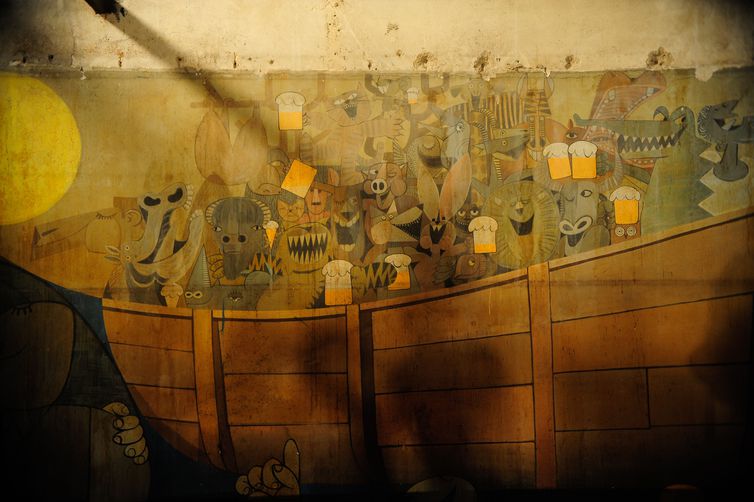 O mural gigante Última Ceia, pintado em 1967 por Ziraldo, que estava encoberto na antiga casa de show Canecão, será restaurado pela UFRJ e aberto à visitação pública a partir de abril (Fernando Frazão/Agência Brasil)