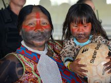 Brasília - Índios kayapós protestam em frente a entrada principal da Câmara dos Deputados, contra a aprovação da PEC 215, que muda regras para demarcação de terras indígenas (Antonio Cruz/Agência Brasil)