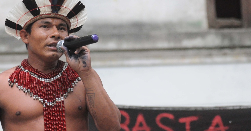 9nov2012---manifestacao-reunindo-indios-e-simpatizantes-da-causa-indigena-e-realizada-na-aldeia-maracana-antigo-museu-do-indio-na-cidade-de-rio-de-janeiro-rj-o-ato-que-acontece-simultaneamente-em-1352498854924_956x500