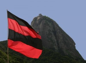 Bandeira do Flamengo se destaca na paisagem da Cidade Maravilhosa