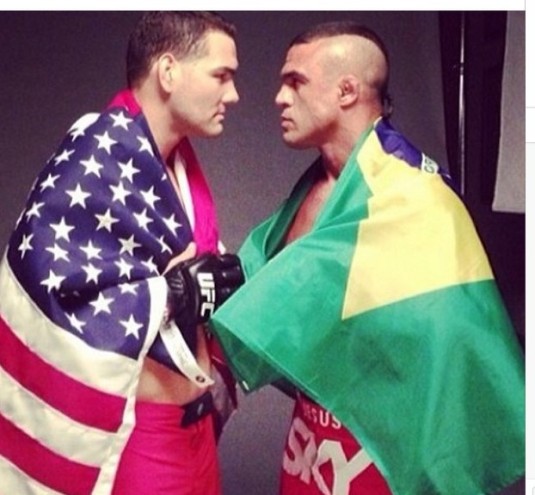 Chris-Weidman-e-Vitor-Belfort-se-encaram-no-UFC-173-foto-reprodução