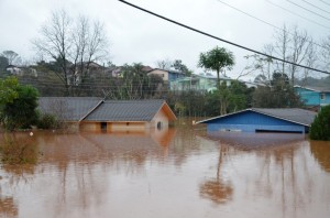 Chuva-causa-estragos-na-cidade-de-Irai-no-Rio-Grande-do-Sul_-Foto_-Fernando-Sucolotti_-AI_-prefeitura-de-Irai06272014_0014