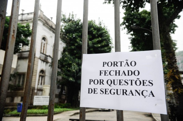 FF_UFRJ-Suspende-atividade-por-falta-de-pagamentos_0711052015-e1431615244230