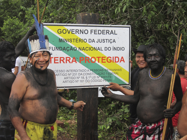 Davi Yanomami (a esquerda), presidente da Hutukara Associação Yanomami e funcionário da Funai na manifestação para retirada dos fazendeiros da região do Ajarani, Terra Indígena Yanomami, Roraima.