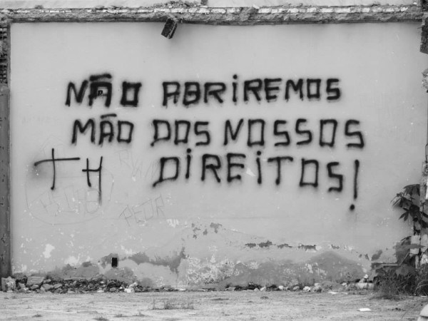 Pixação-em-muro-na-Vila-Autódromo-e1434108672302