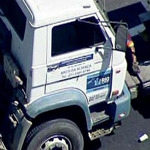 adesivo-da-prefeitura-na-cabine-do-caminhao_2