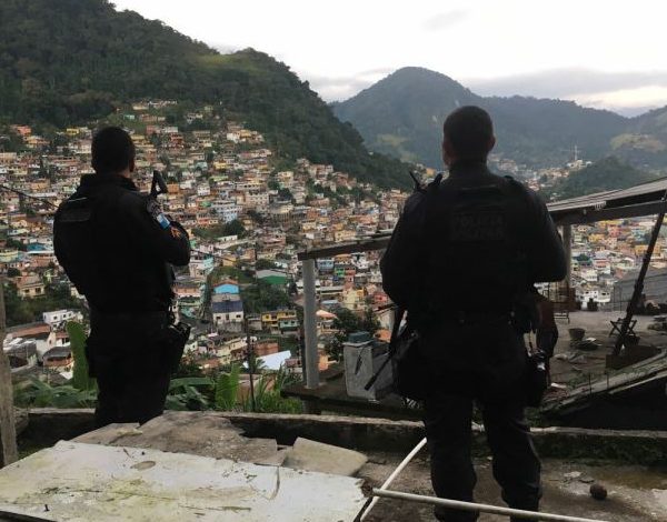 angra-polícia-morro