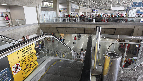 brasil-acidente-menina-argentina-aeroporto-galeao-20140105-001-size-598