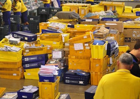 13/10/2011. Crédito: Breno Fortes/CB/D.A Press. Brasil. Brasília - DF. Carteiros trabalham no centro de distribuição da Empresa de Correios e Telégrafos - ECT do Setor de Indústria e Abastecimento - SIA, após fim da greve.