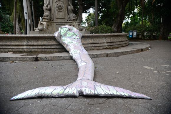 Rio de Janeiro - A obra O rabo de Boto Rosa, de Zoé Gruni, é parte das intervenções de arte contemporânea nos jardins do Palácio do Catete durante a feira ArtRio (Fernando Frazão/Agência Brasil)