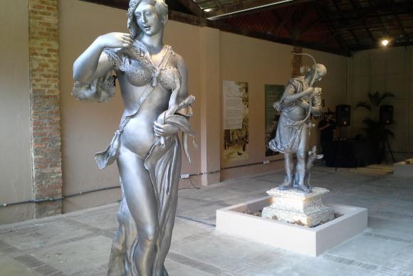 eco_a_frente_e_narciso_ao_fundo