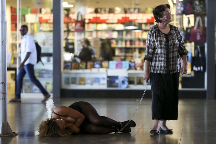 Atores fazem performance teatral durante a abertura da 5ª Semana de Enfrentamento ao Tráfico de Pessoas, na Rodoviária Interestadual de Brasília.