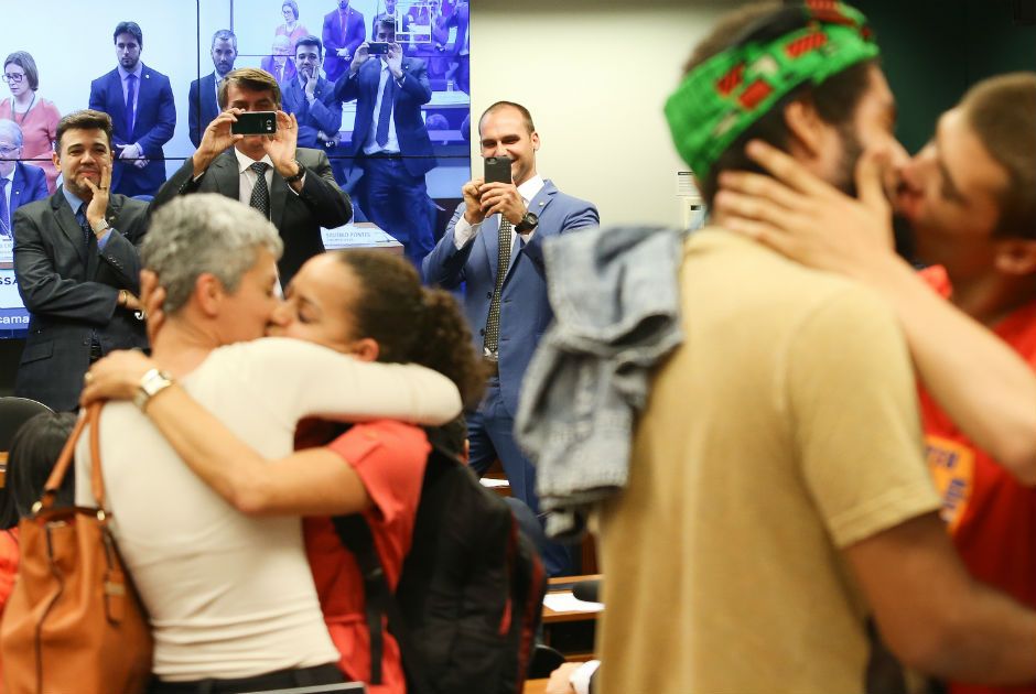 Beijaço para Feliciano, Bolsonaro e seu filho