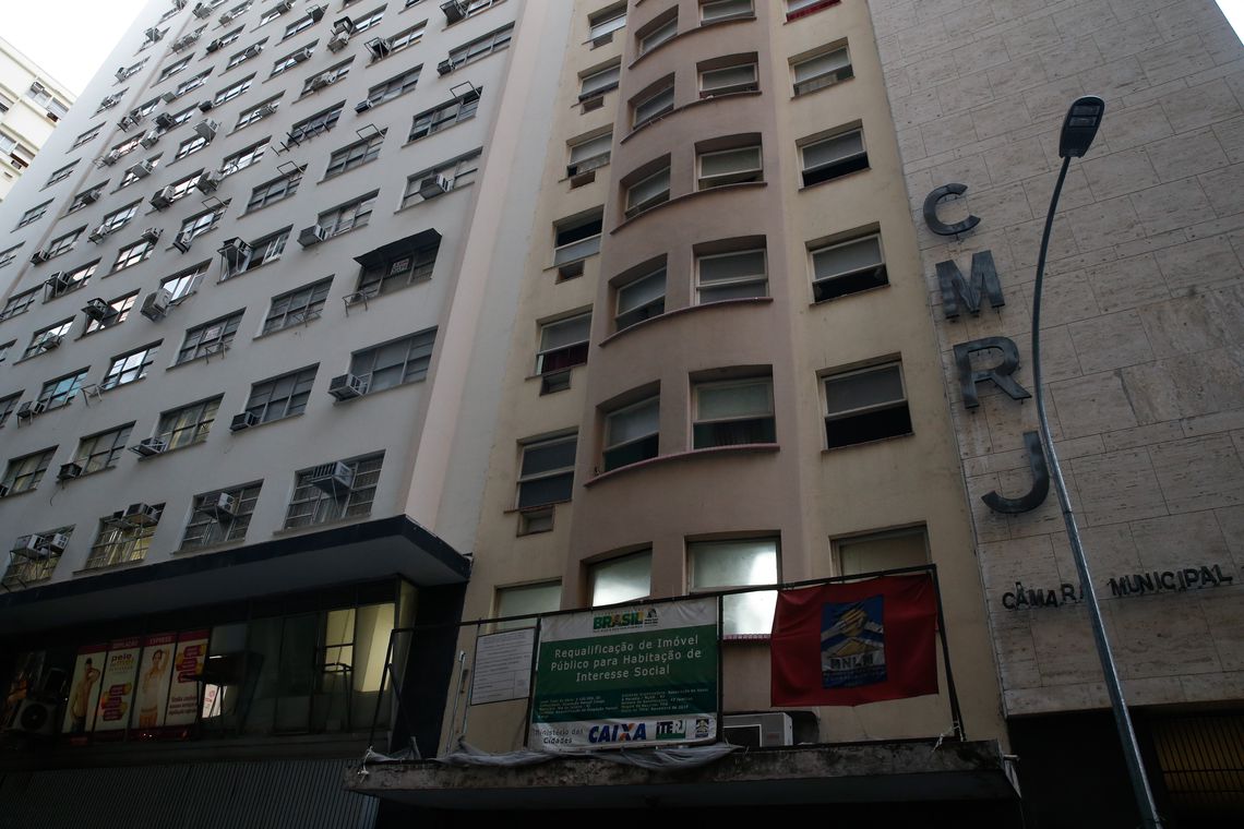Prédio abandonado do INSS na Cinelândia, no centro do Rio, batizado de Ocupação Manuel Congo, é habitado por 42 famílias.