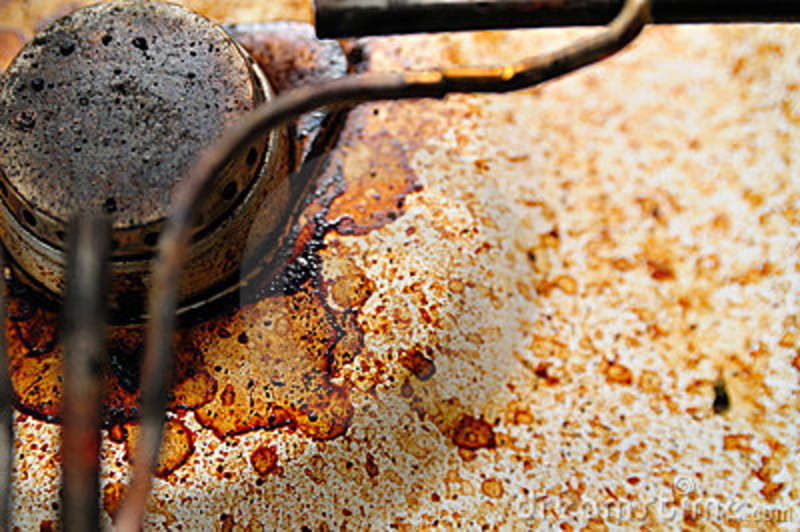 fogão-de-gás-sujo-com-manchas-do-café-5721152