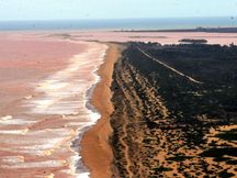 lama_avanca_sobre_o_mar_no_espirito_santo