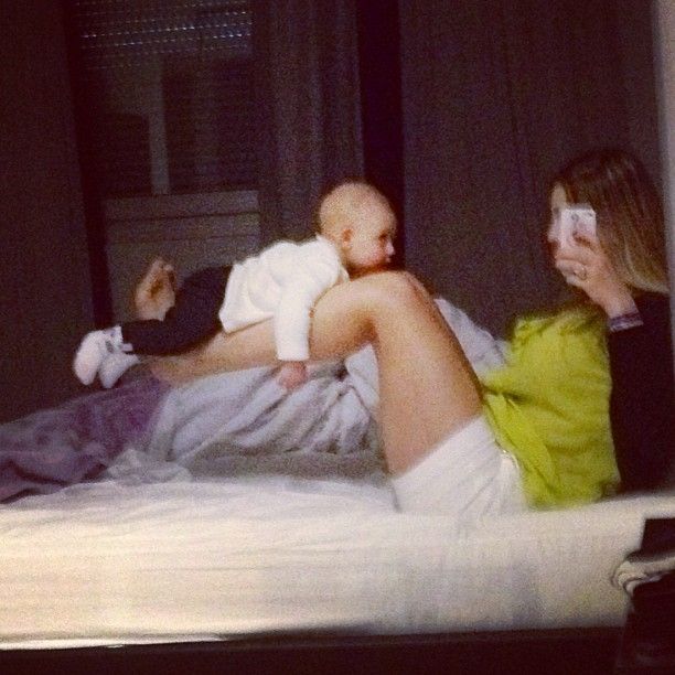 Sheila Mello faz levantamento de peso com a filha