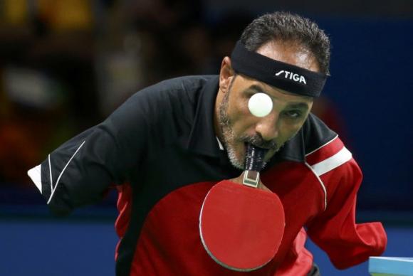 mesatenista_joga_com_a_boca