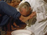 papa-francisco-lava-pes1-200x150