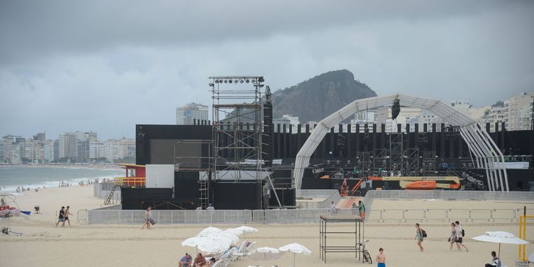 Rio de Janeiro - Montagem do palco central que receberá os shows da virada de ano na praia de Copacabana (Fernando Frazão/Agência Brasil)