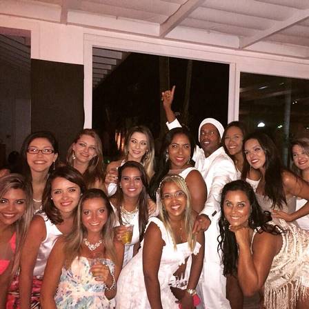 ronaldinho-gaucho-ano-novo-mulheres