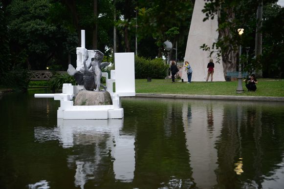 Rio de Janeiro - A obra Hospedeiro, de Barrão, é parte das intervenções de arte contemporânea nos jardins do Palácio do Catete durante a feira ArtRio (Fernando Frazão/Agência Brasil)